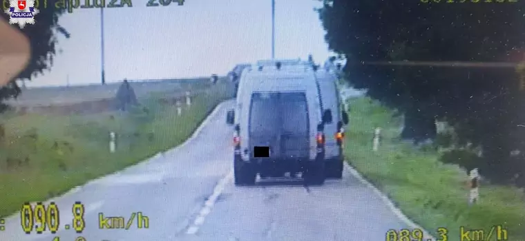 Holował drugiego busa w skandaliczny sposób. Policjanci złapali się za głowy