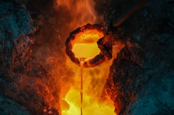 Produkcja przemysłowa spada zarówno w Polsce, jak i w UE. W Unii dużo bardziej