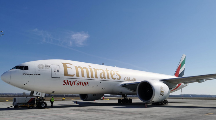 Emirates SkyCargo segít Magyarországnak a járvány alatti arcmaszkok szállításában.