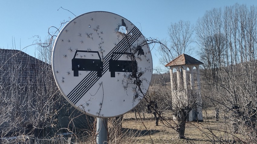 Izešetan znak ispred crkve u Paligracu 