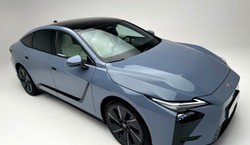 Nowy Lexus znika w ciemno. Ma silnik 2.5 i gwarancję na 10 lat. Ile kosztuje?