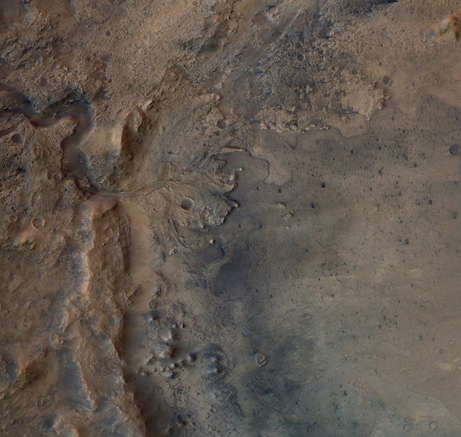 Pozostałości starożytnej delty rzecznej na skraju krateru Jezero, uchwycone przez orbiter ESA Mars Express.