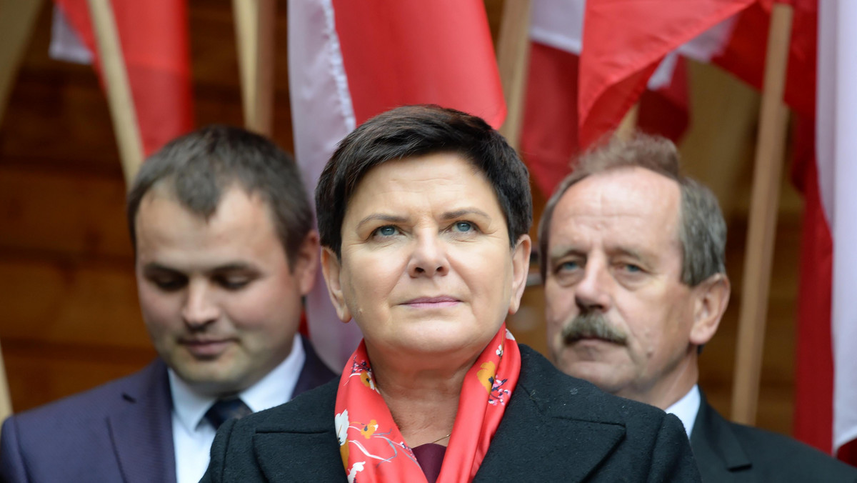 Na razie mamy do czynienia z rzekomymi taśmami i spekulacjami medialnymi - mówiła Beata Szydło w rozmowie z "Do Rzeczy", pytana o nieznane nagranie z Mateuszem Morawieckim rozmawiającym o kupowaniu nieruchomości na "słupy". Wyraziła przekonanie, że czas publikacji materiału o taśmach przez Onet "nie jest przypadkowy". Na pytanie o dekoncentrację mediów, postawione w kontekście tej sprawy, odpowiedziała: "to trzeba zrobić".