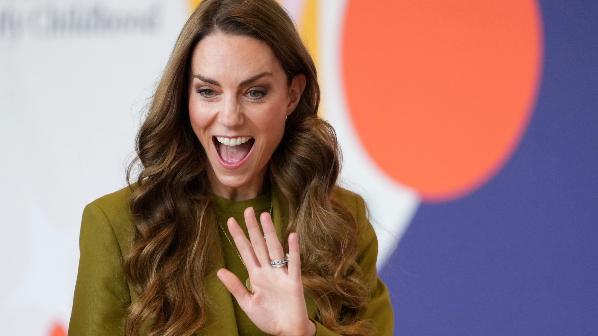 Kate Middleton sa zúčastnila charitatívnej akcie v kostýme olivovej farby.