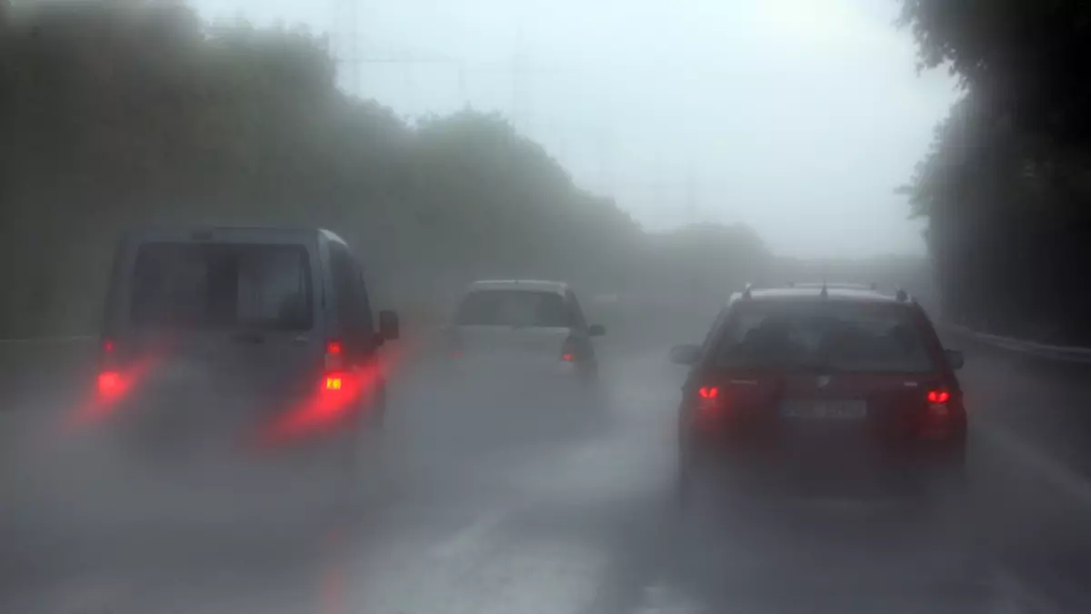 Jazda w deszczu i podczas mgły - jest bardzo niebezpieczna
