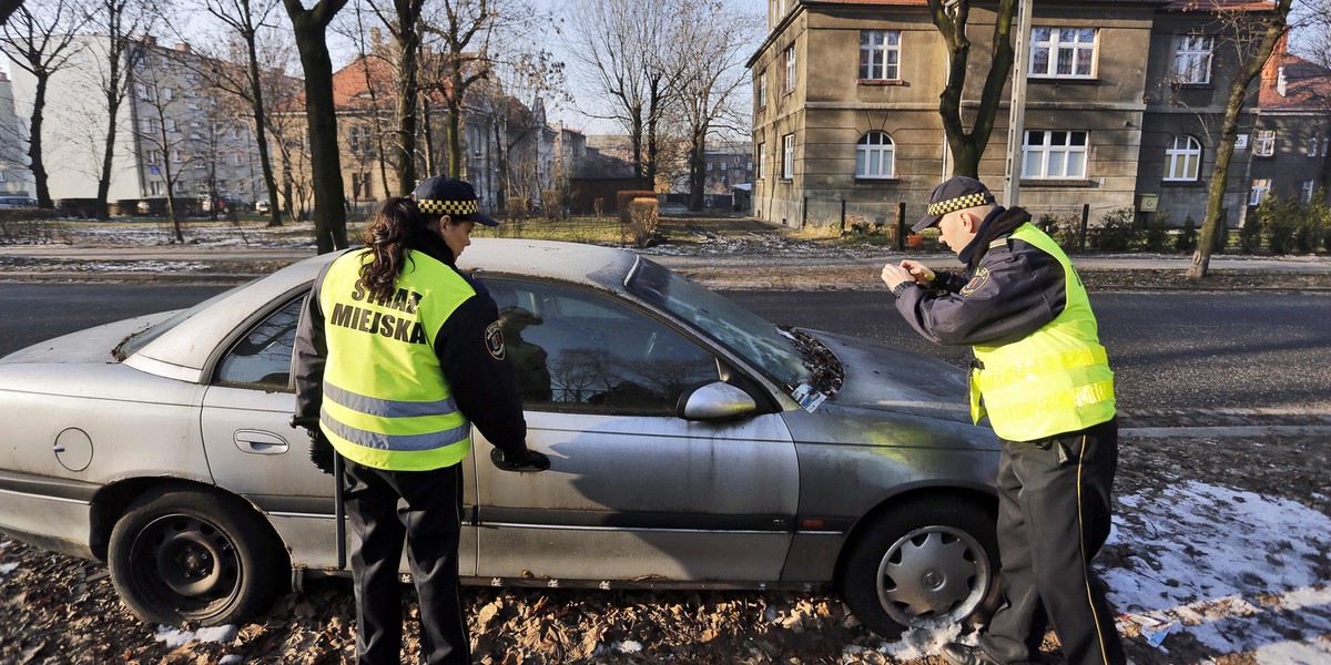 Chorzów wziął się za unieruchomione wraki