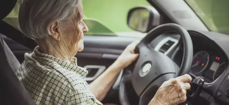 Policjanci zatrzymali seniorkę za kierownicą. Jej wiek ich zaskoczył