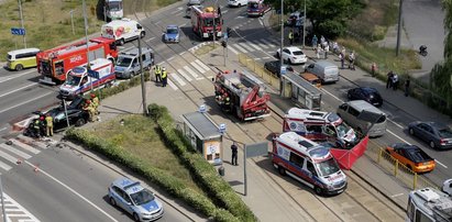 Koszmar w Szczecinie. Karetka na sygnale zderzyła się z innym autem i wjechała w przystanek. Konsekwencje były straszne