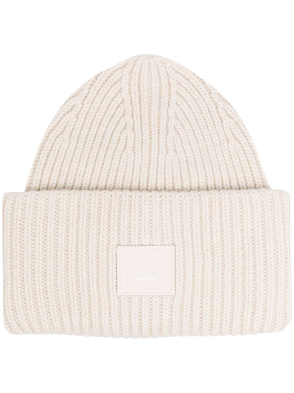 Les influenceuses adorent les bonnets d’Acne Studios. Nous aussi! Ce modèle en tricot avec patch face d’Acne Studios est disponible pour CHF 128 via Farfetch.