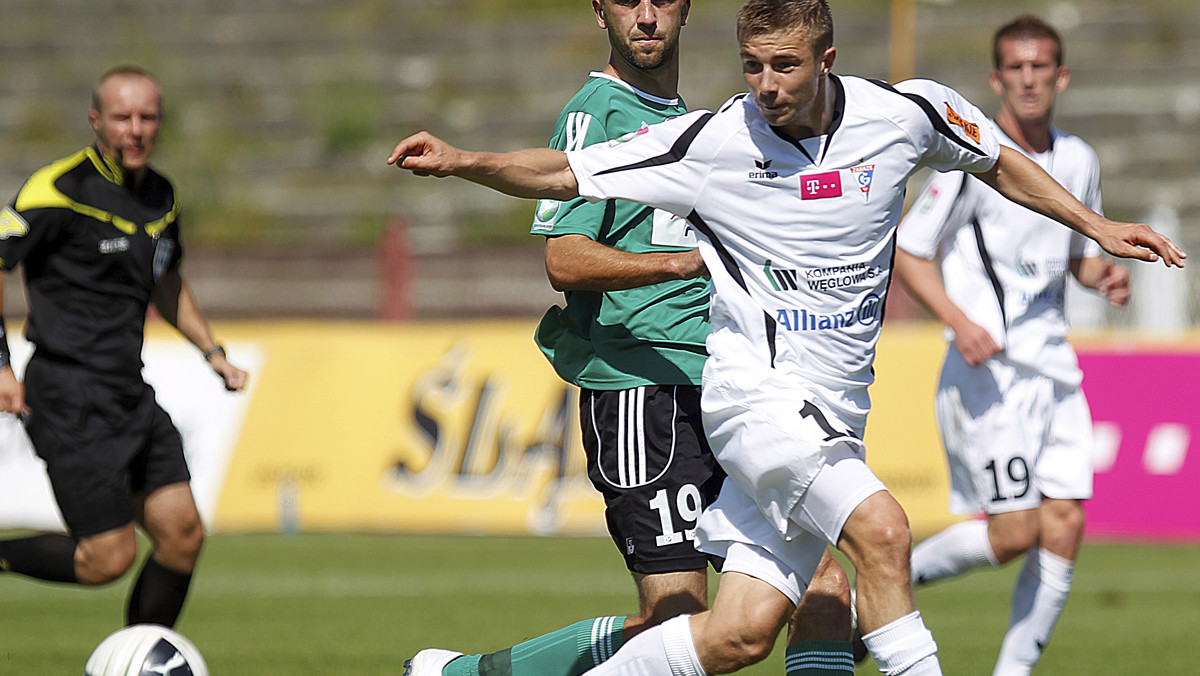 W pierwszym sobotnim meczu 4. kolejki T-Mobile Ekstraklasy Górnik Zabrze pokonał na własnym boisku PGE GKS Bełchatów 1:0 (0:0). Bohaterem meczu został Adam Marciniak, który zwycięskiego gola zdobył na sekundy przed ostatnim gwizdkiem.