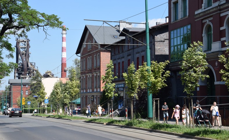 Ruda Śląska. Dzielnica Nowy Bytom, w tle Huta Pokój