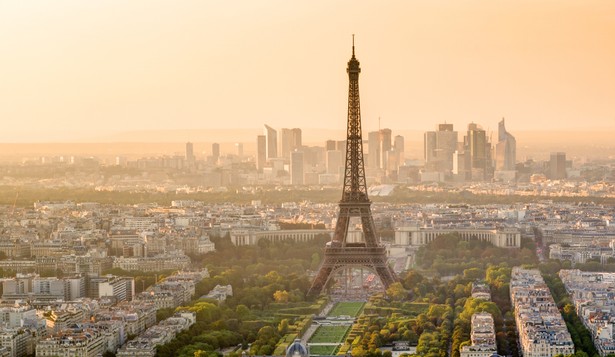 Wieża Eiffel'a z dzielnicą La Defense w tle