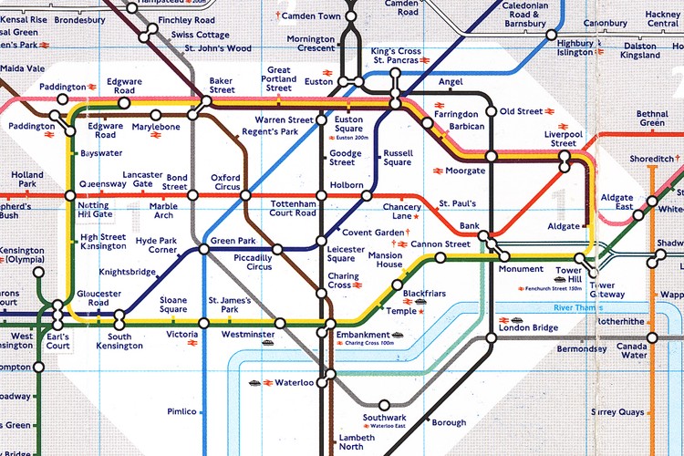 10 stycznia 1863 roku otwarto  pierwszą część linii Metropolitan wiodąca z Paddington do Farringdon. Z 11 linii codziennie korzysta średnio 3,2 miliona pasażerów na 270 stacjach. Łączna długość tras wynosi 402 km. Jest to czwarta co do długości, po Seulu, Hongkongu i Szanghaju, sieć metra na świecie.  Rocznie pociągi pokonują łącznie trasę o długości odpowiadającej 90 podróżom na księżyc. Na zdjęciu: mapa linii metra w centrum Londynu