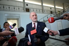 Macierewicz grzmi: To jest przestępstwo, to jest zdrada narodowa!