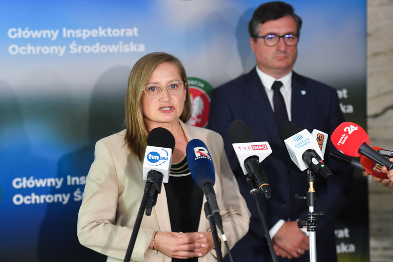 Zastępca głównego inspektora ochrony środowiska Magdalena Gosk oraz prezes PGW Wody Polskie Przemysław Daca 
