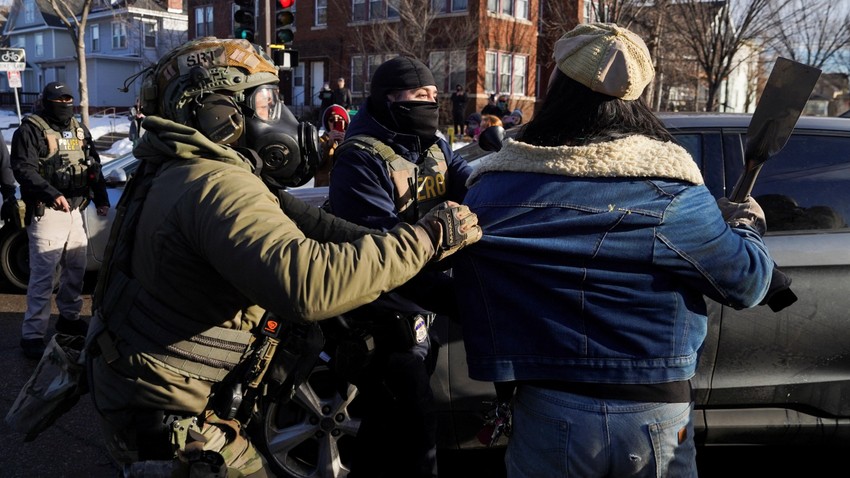 A federal agent grabs a protester during an immigration raid after an ICE agent fatally shot Renee Good in her car in Minneapolis | Foto: Reuters