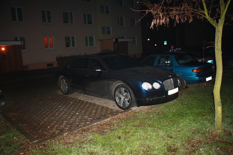 Polacy ukradli nowe modele Bentleya z salonu w Berlinie