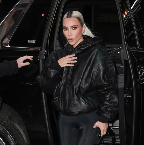 Kim Kardashian wchodzi do hotelu w Nowym Jorku 13 lipca 2022 r. / Gotham GC Images