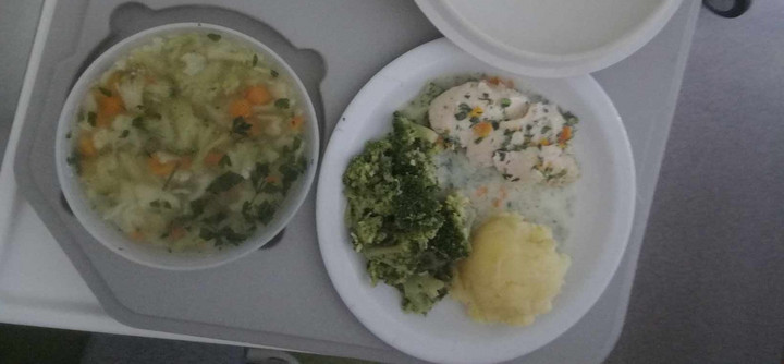 Szpitalne dania główne składały się głównie z twardego mięsa i rozgotowanych warzyw