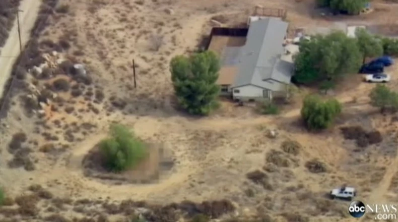 Ograđeno drvo pod kojim je dečak bio položen u plitiki grob i obližnji ambaer koj je Reglandova u svojoj viziji videla.