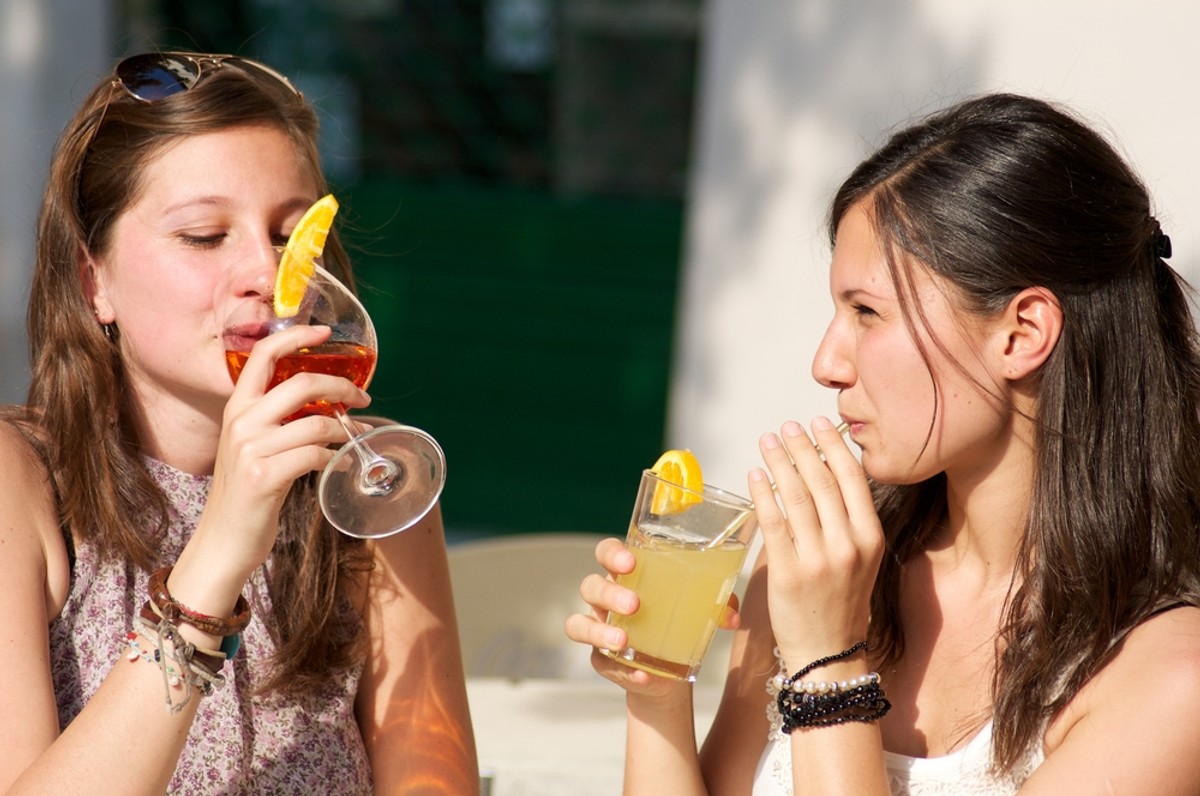 Kobiety pijące zimne drinki