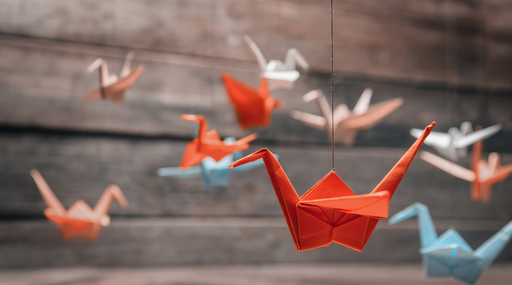 Az origami elnevezésű hajtogatóművészetet is a papír feltalálásának köszönhetjük. A ma ismert legrégebbi japán origamiról szóló feljegyzés 1680-ból származik. Ihara Szaikaku versében írt arról, hogy esküvők és egyéb szertartások alkalmával papírból készült origami madarakat használtak dekorációnak / Fotó: Getty Images