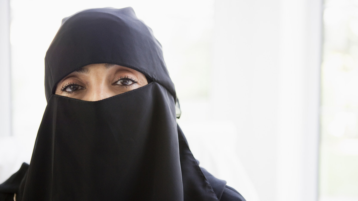 Uchwalony w maju przez duński parlament zakaz zakrywania twarzy w miejscach publicznych wszedł w środę w życie. Na znak protestu ulicami Kopenhagi przeszły setki osób, część z nich miała na sobie nikaby lub burki.