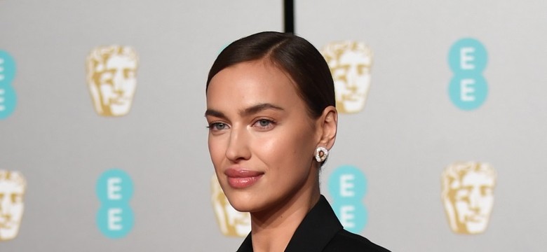 Marynarka z dekoltem do pępka, a pod nią NIC. Irina Shayk skutecznie kusiła nagimi piersiami na gali BAFTA. FOTO