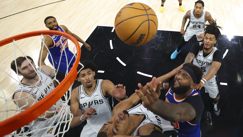 Centar Niksa Mičel Robinson i krilo Sparsa Viktor Vembanjama ispod koša u petoj utakmici | Foto: Geoff Burke-Pool Photo via Imagn Images