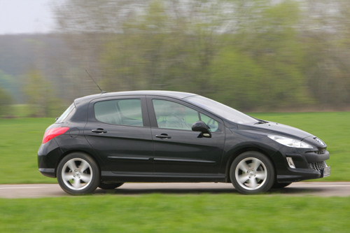 Renault, Skoda i Peugeot - Małe kombi czy duży hatchback? Które auto warto wybrać?