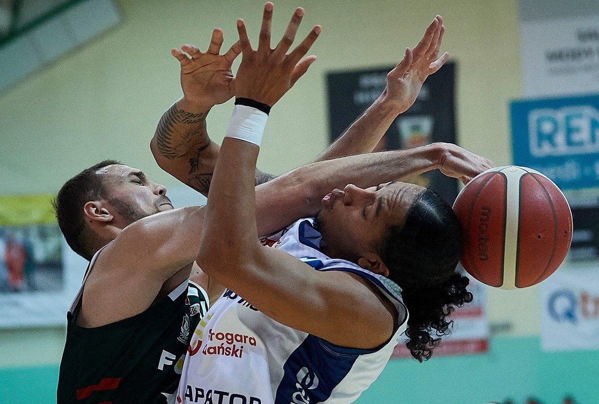 Zawodnik Polpharmy Starogard Gdański Trevon Allen (P) i Grzegorz Kulka (L) z Legii Warszawa podczas meczu 9. kolejki Ekstraklasy koszykarzy