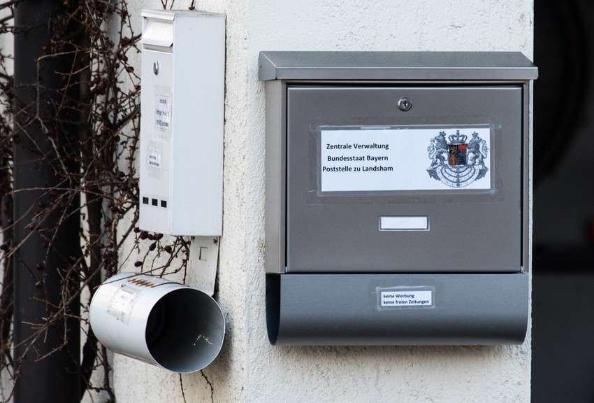 Poštanski sandučić sa grbom Rajhsbergera u Pliningu u Nemačkoj 2017.