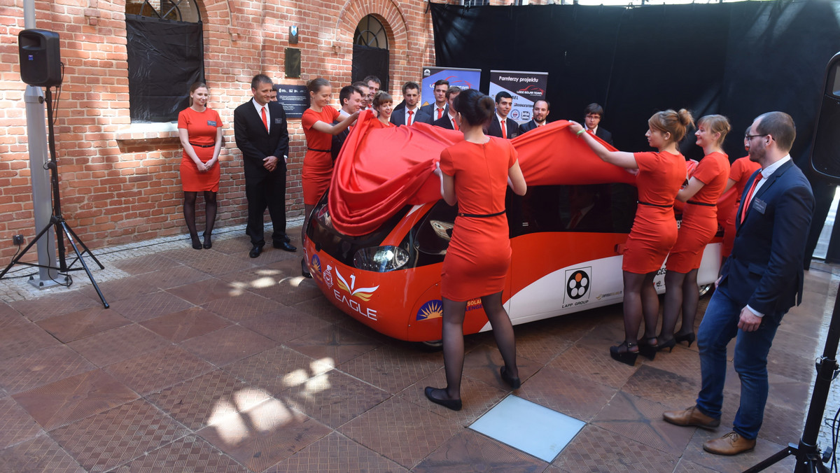 Bolid o napędzie solarnym zaprezentowali studenci z Politechniki Łódzkiej, którzy w październiku chcą wziąć w nim udział w australijskim Bridgestone World Solar Challenge – prestiżowym konkursie pojazdów zasilanych energią słoneczną.