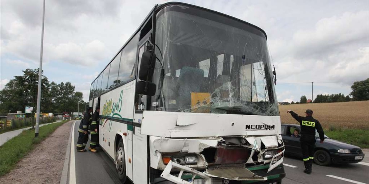 Kolejny wypadek autobusu z dziecmi