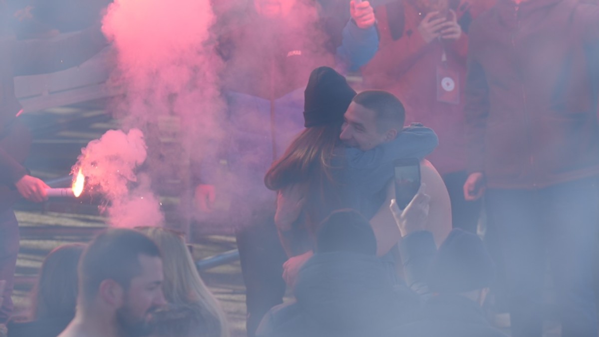 Veridba na Bogojavljenje: U Čačku plivao za časni krst, izronio sa prstenom 