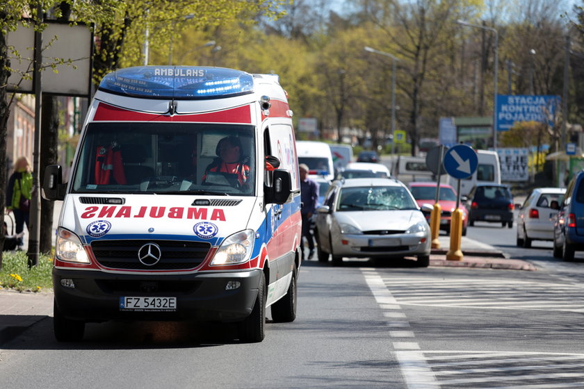 Auto potrąciło 76-latkę na pasach