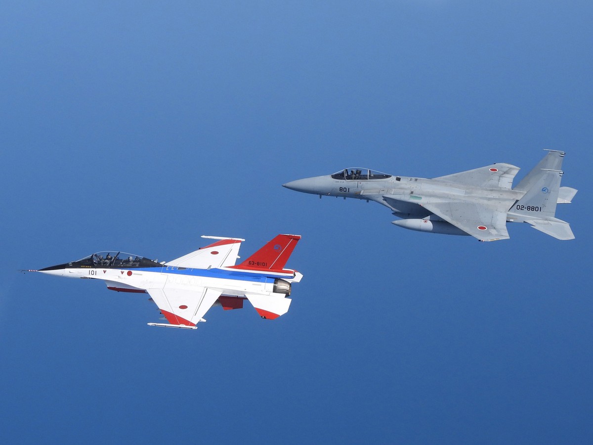 Japoński myśliwiec F-2 oraz F-15J. Samoloty obok F-35 stanowią podstawę lotnictwa bojowego Japonii. Samoloty mogą przenosić szereg nowoczesnych pocisków, takich jak np. AIM-120 AMRAAM.