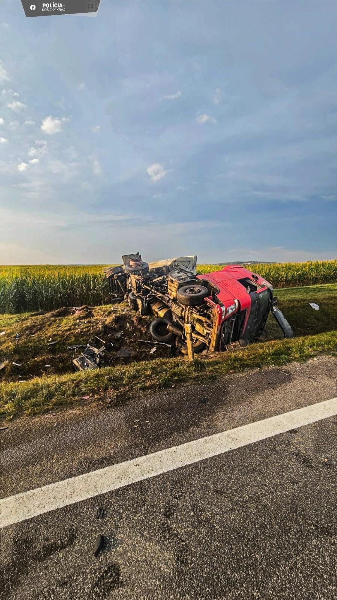 Pri Drienovci sa zrazili nákladné auto a autobus.