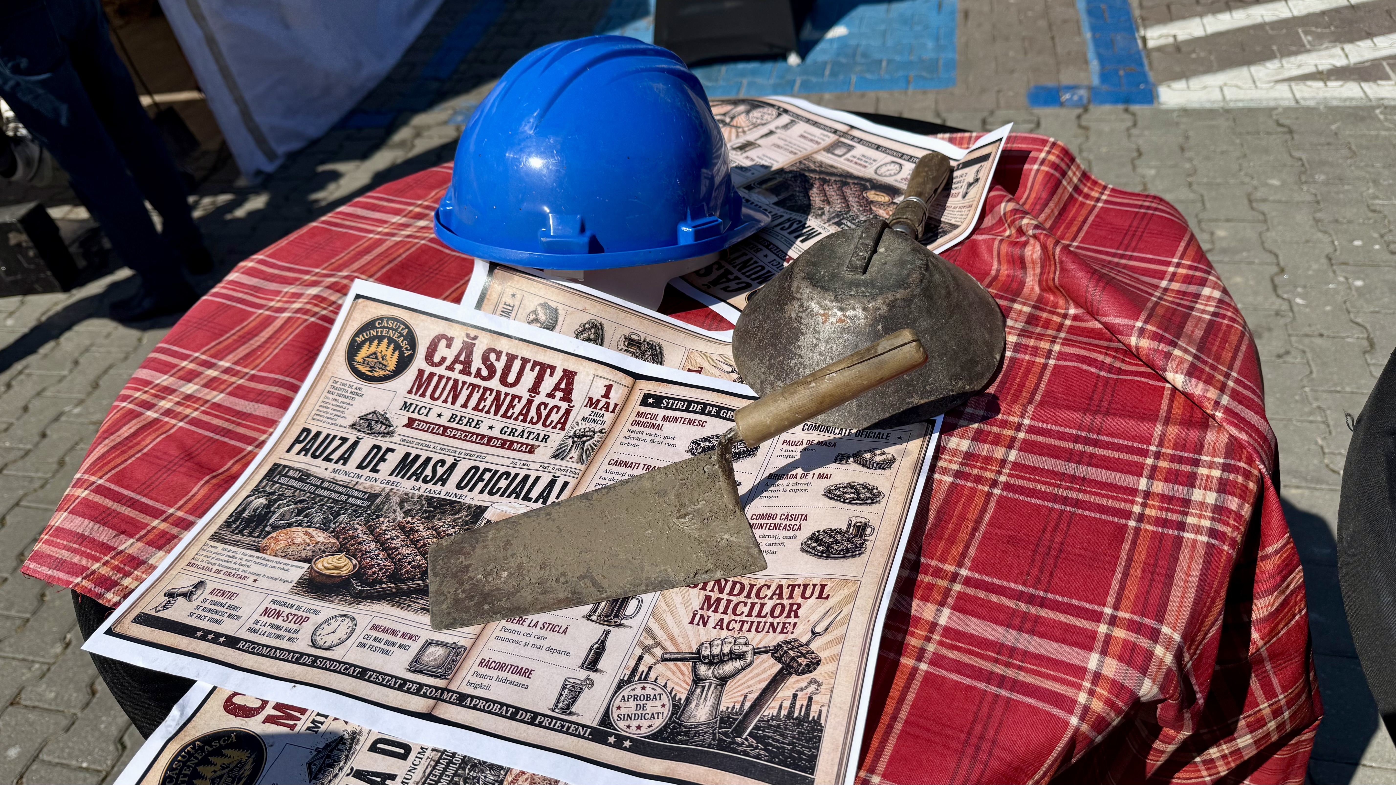 Cozi la mici de 1 Mai. Cum s-a transformat rondul din Piața Alba Iulia într-un uriaș grătar în aer liber
