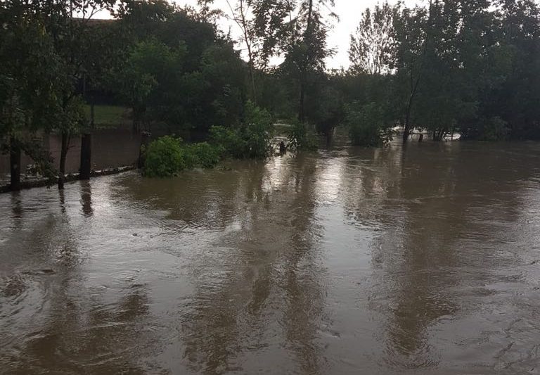 Inundații în Maramureș după ploile torențiale. Șuvoaile au făcut prăpăd și alte județe din țară / FOTO&VIDEO