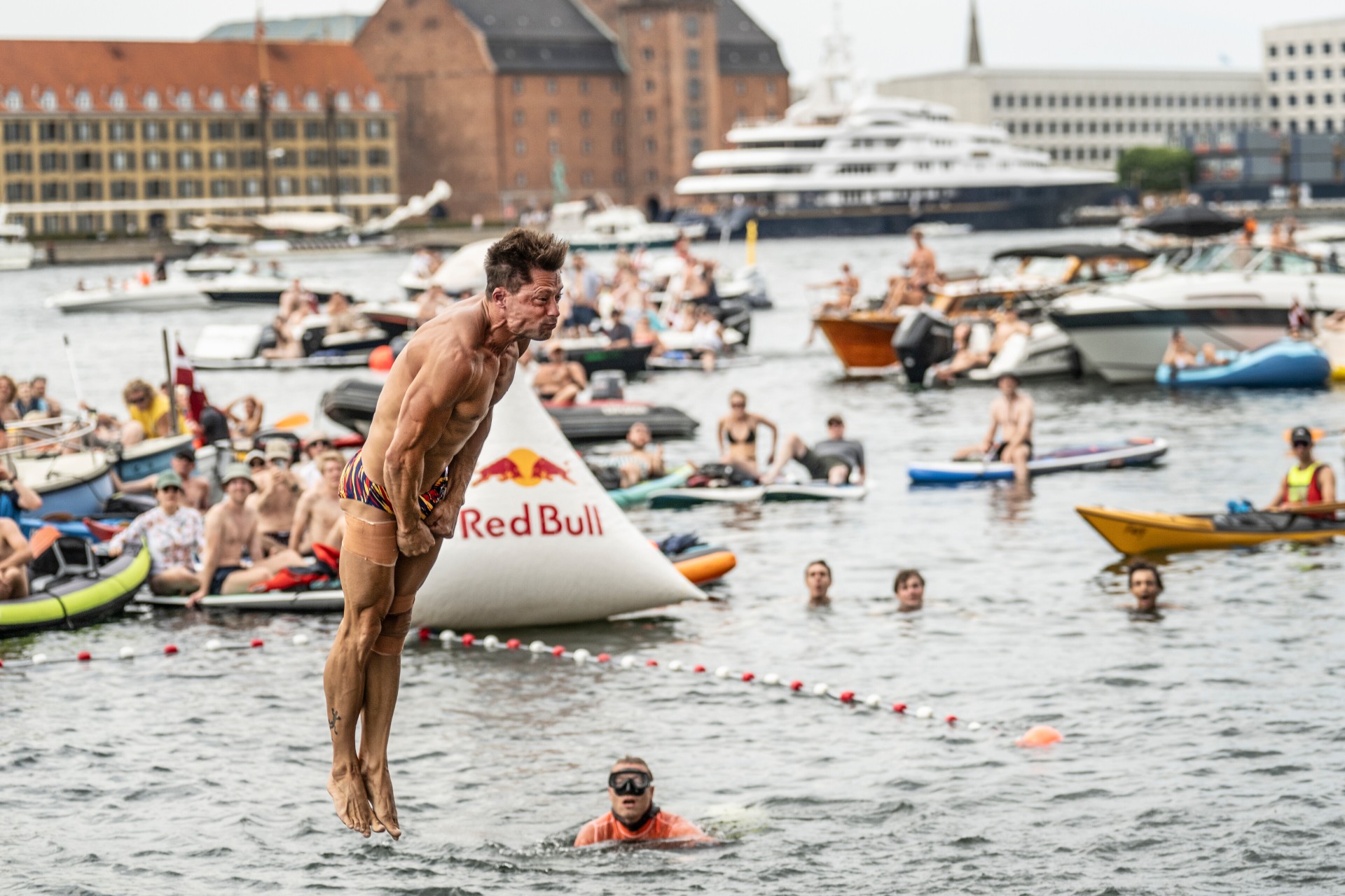 Constantin Popovici și Cătălin Preda, aur și bronz, după ce au sărit de pe acoperișul Operei din Copenhaga. Se luptă pentru Trofeul King Kahekili