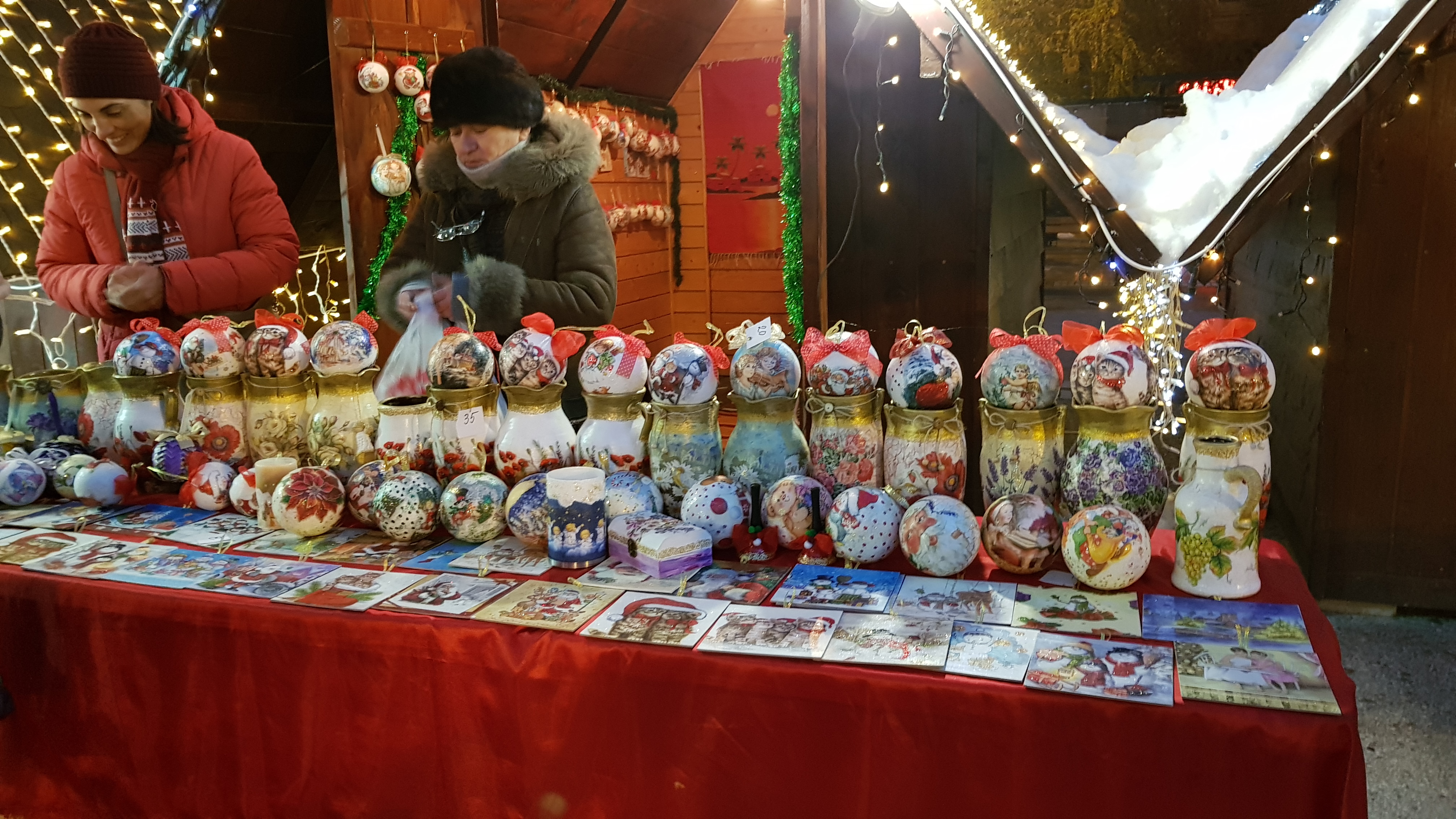 VIDEO&FOTO/ Sute de mii de luminițe multicolore s-au aprins în Iași. S-au deschis și cele două târguri de Crăciun