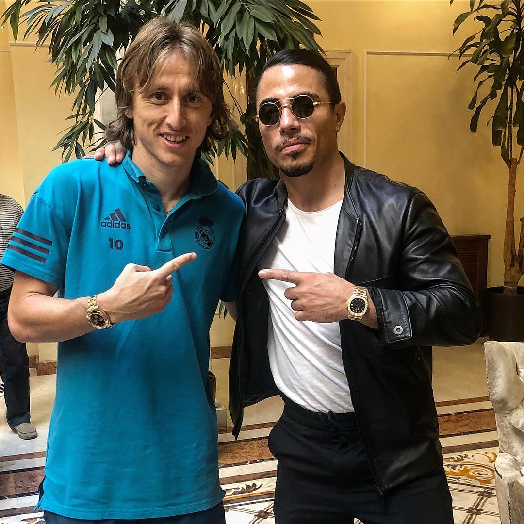 Virusul "Salt Bae"! Bucătarul turc Nusret Gokce a înnebunit planeta: starurile din fotbal, showbizz și greii din politică fac coadă să mănânce din mâna lui