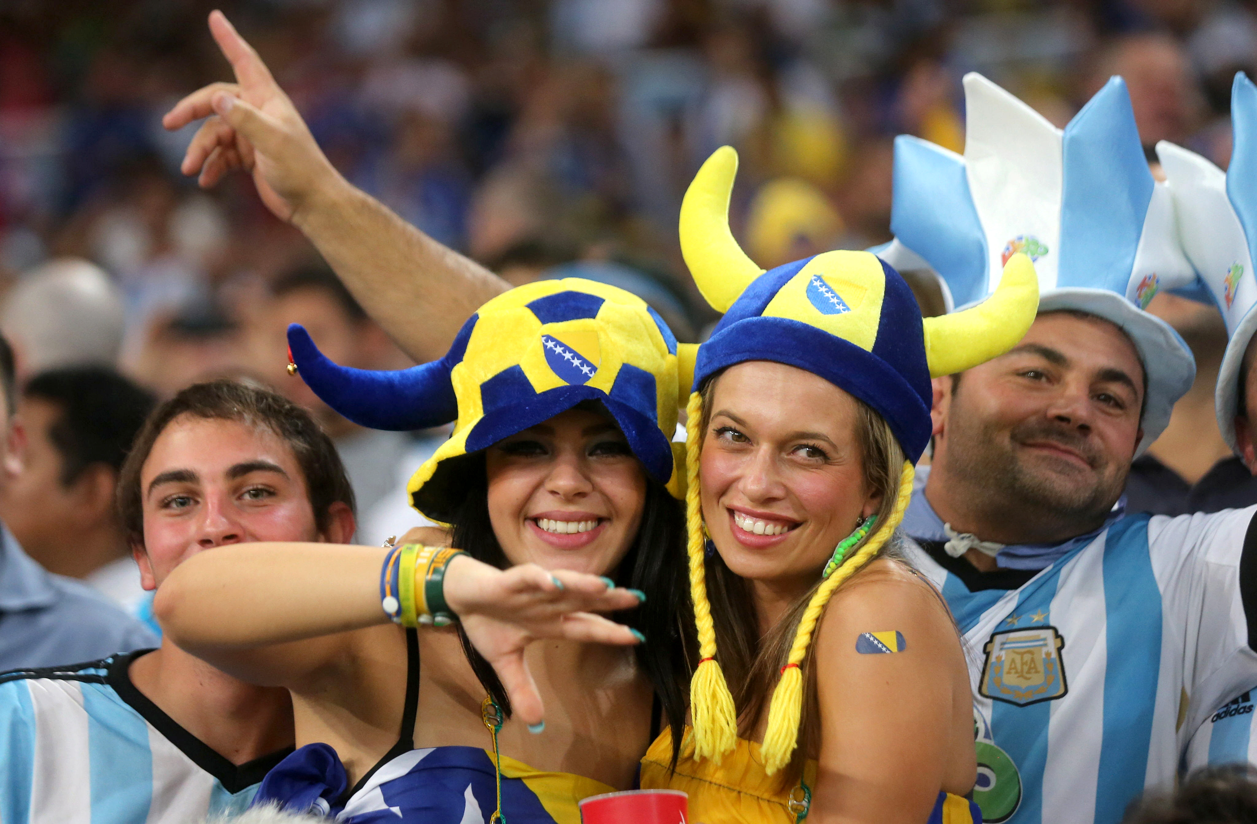 Argentina joacă super-fotbal și are super-suporterițe. Să tot joace Messi!
