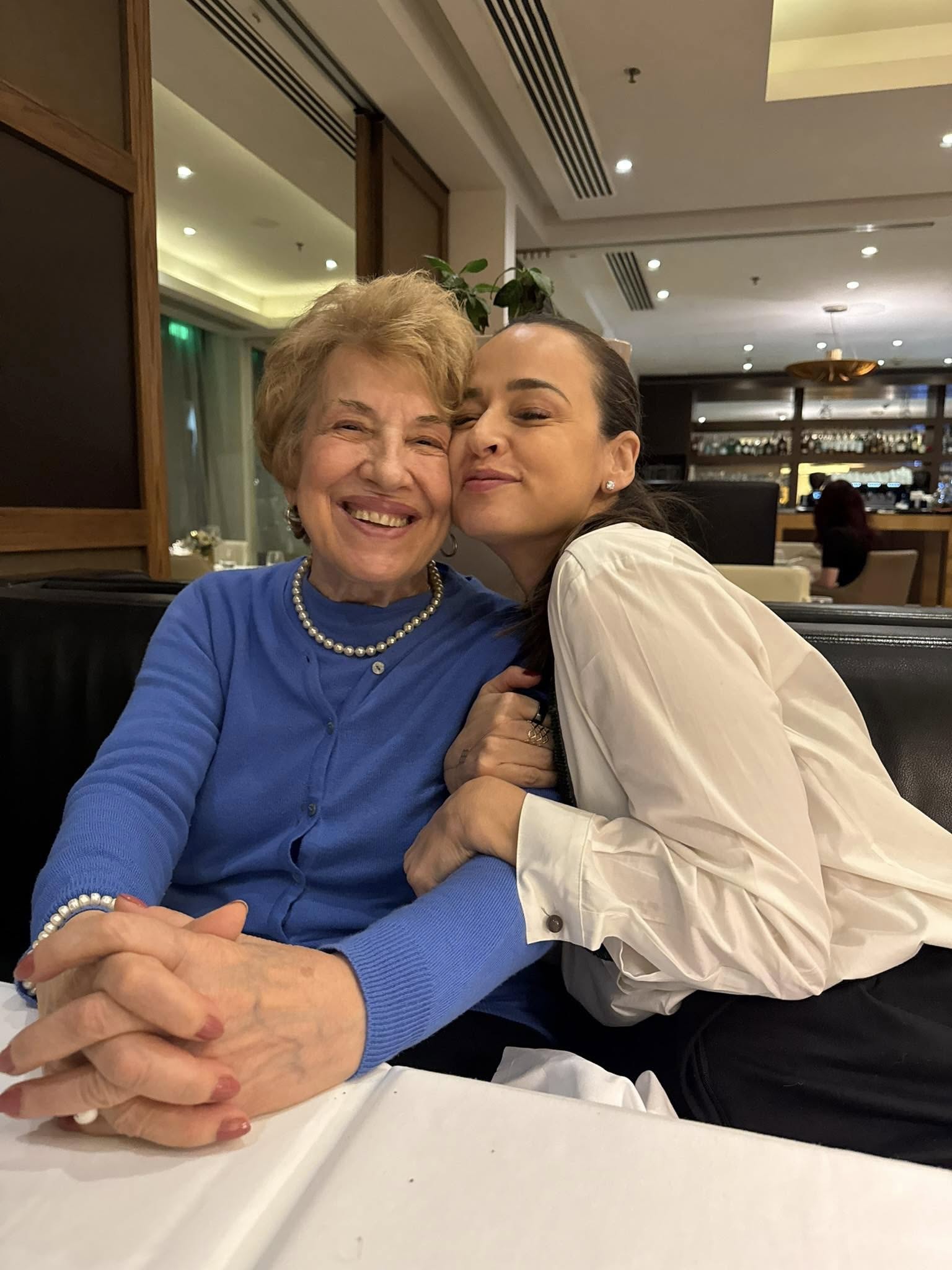 Imagini rare cu mama Andreei Raicu, care are 85 de ani și „probleme la genunchi și coloană și uneori se mișcă greu”. Dezvăluiri și despre tatăl ei