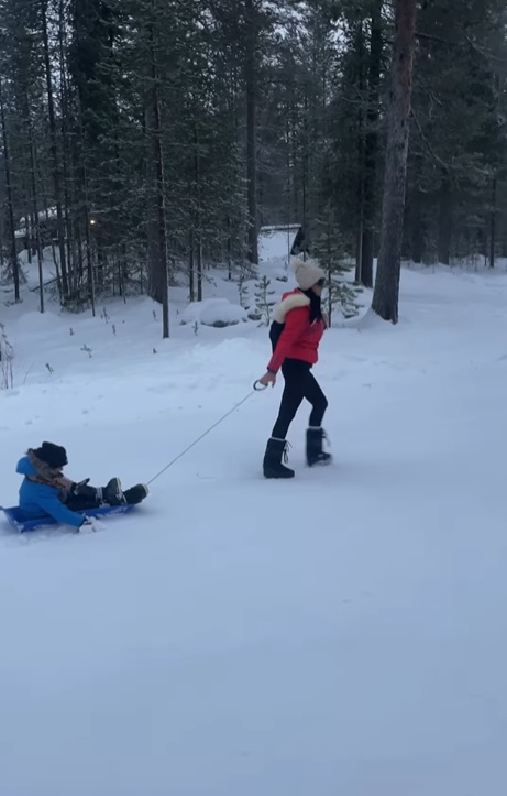 Imagini cu Lavinia Pîrva și băiețelul ei și al lui Ștefan Bănică jr în vacanța din Laponia. Reacția lui Alexandru când l-a văzut pe Moș Crăciun