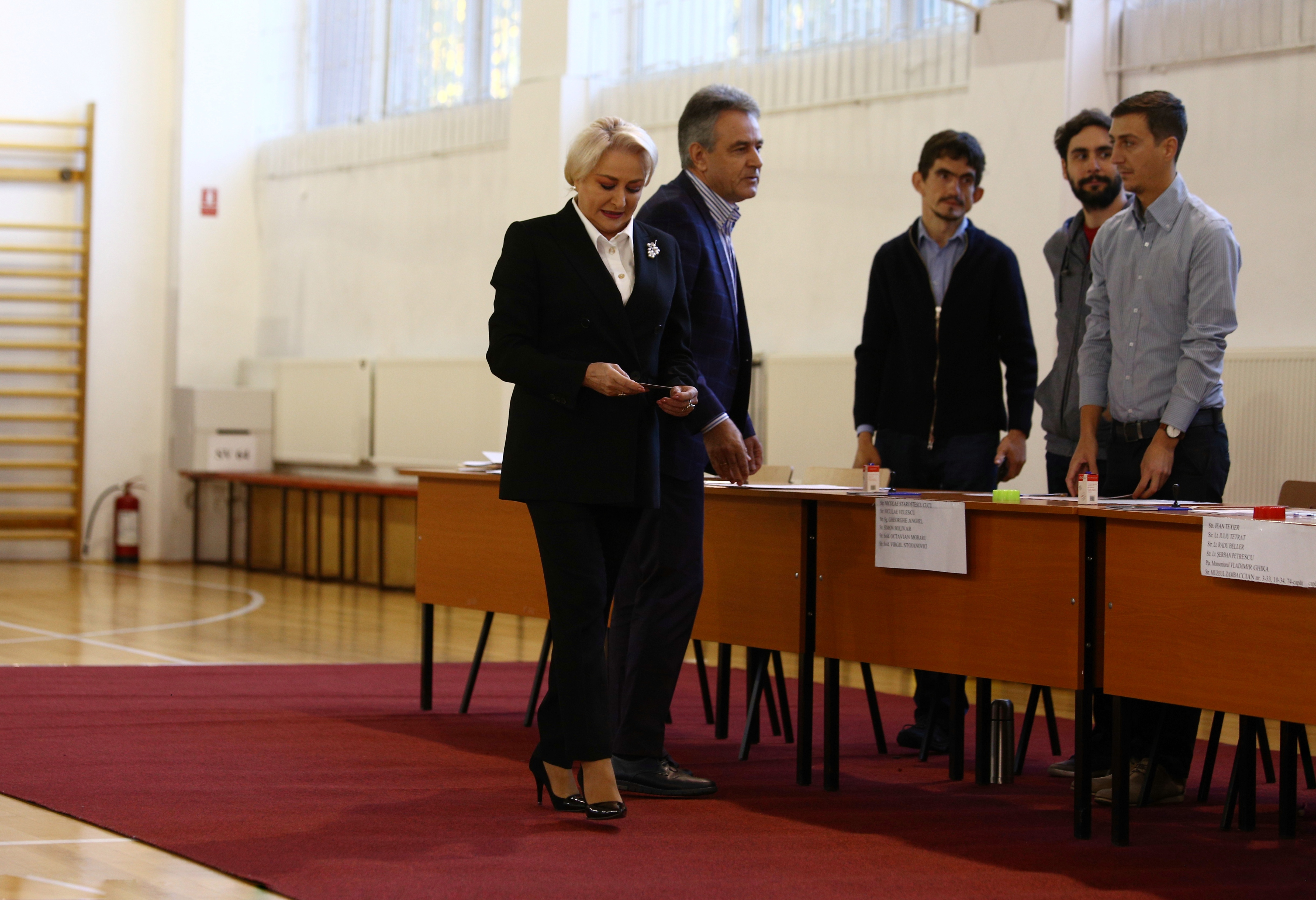 Referendum pentru definirea familiei | Viorica Dăncilă a votat la liceul Jean Monnet din Capitală - VIDEO
