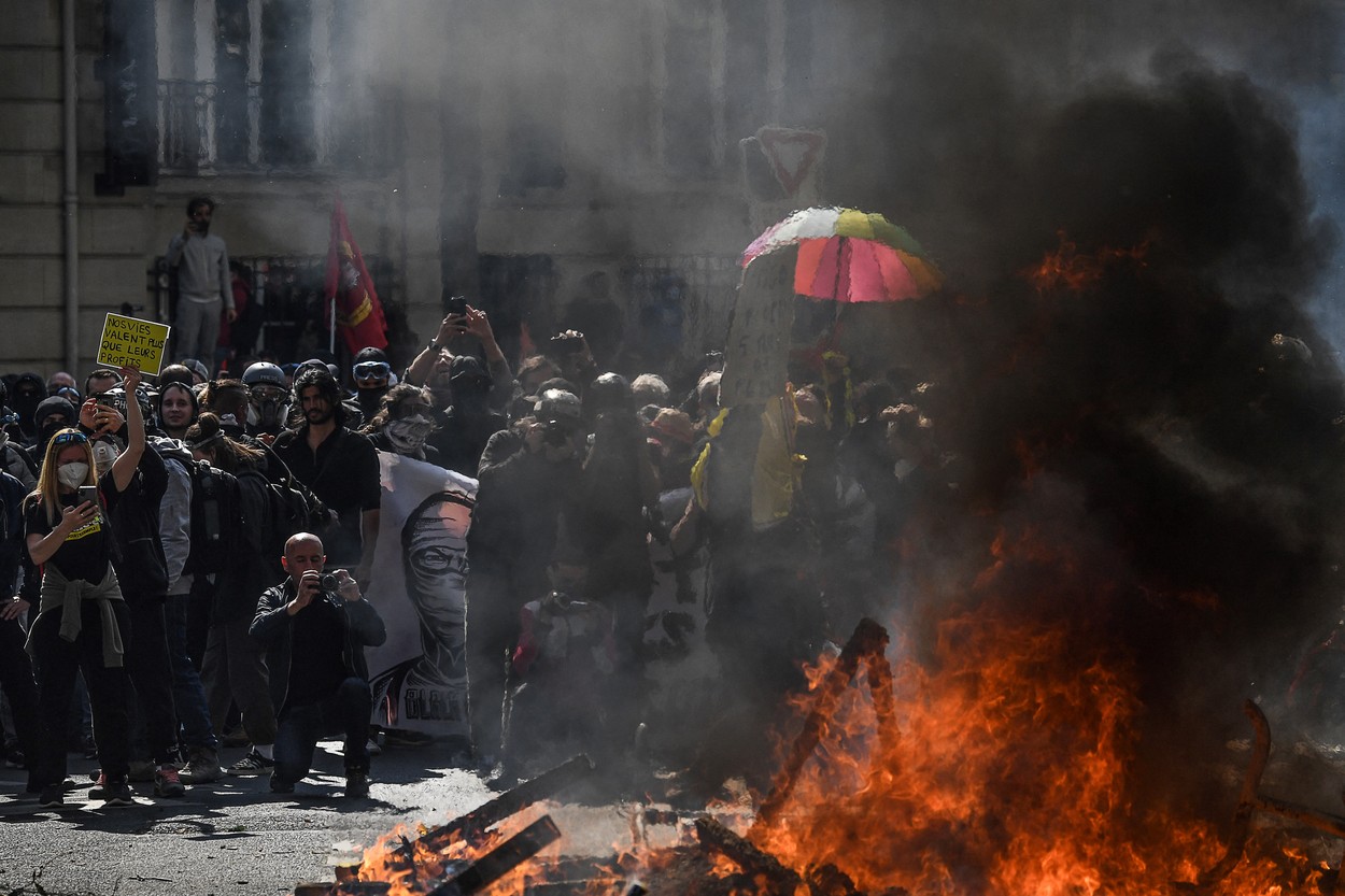 Proteste violente la Paris. 250 de mitinguri au fost organizate duminică în Franța de cei care îl contestă pe Macron