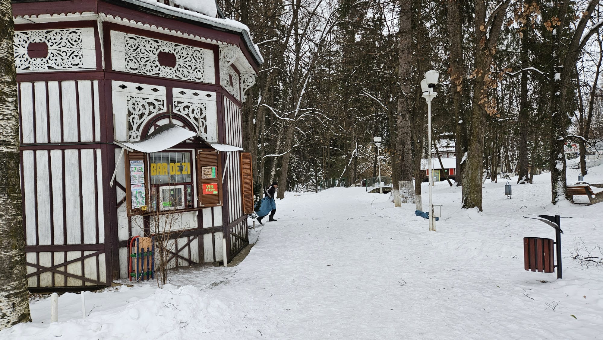 Vatra Dornei este pregătită pentru sfârșitul de an. Orașul-stațiune are hotelurile pline, pârtiile deschise și prețuri accesibile | REPORTAJ