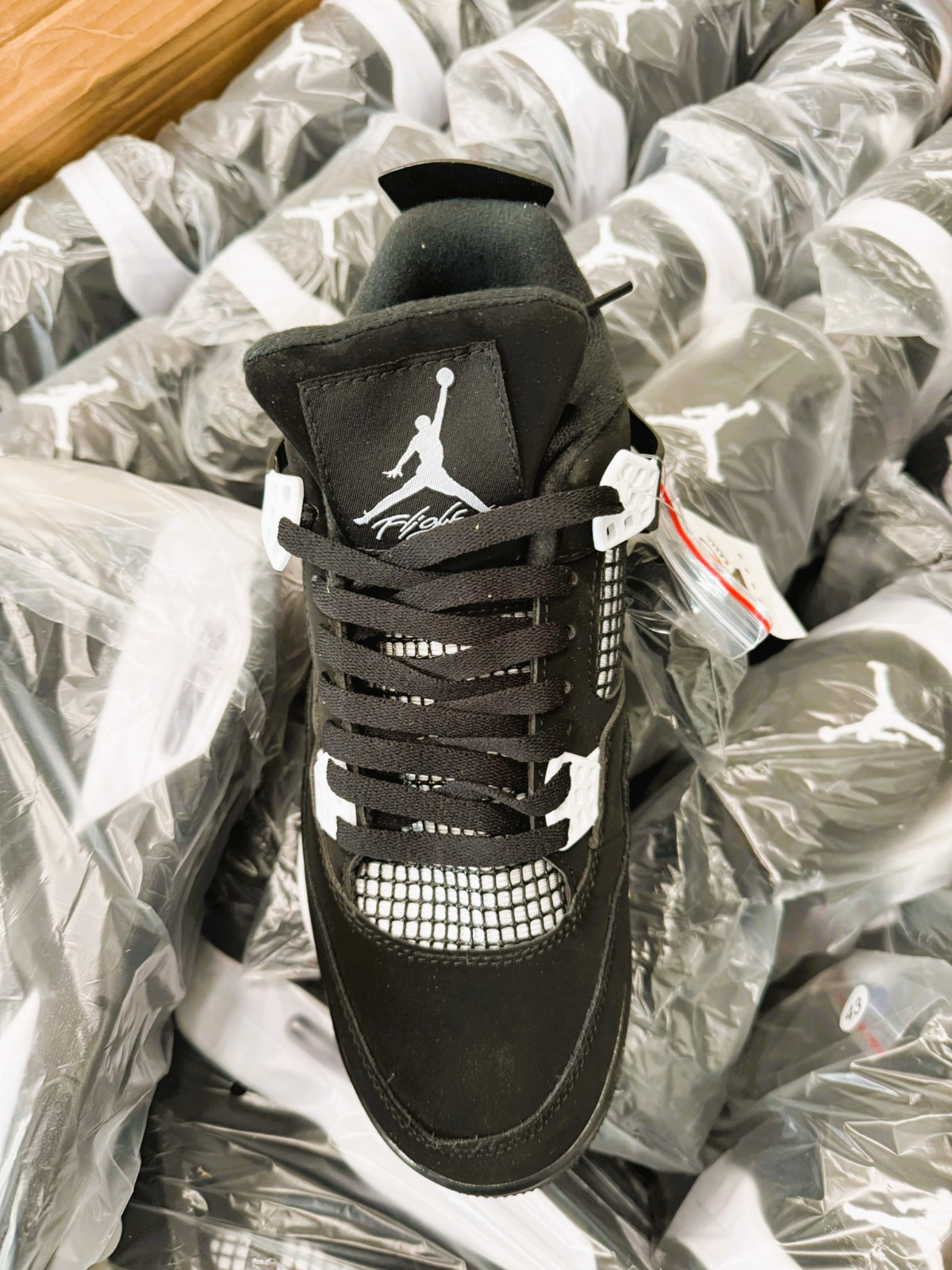 Jante auto „BMW și AUDI” și peste 500 adidași „AIR JORDAN NIKE” „made in China”, confiscați de vameși în Constanța